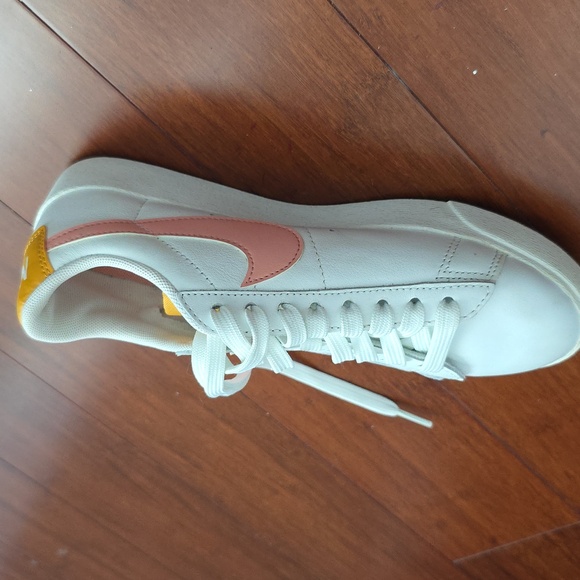 Nike Women's White and Peach Sneakers Size 6.5 - Picture 6 of 6